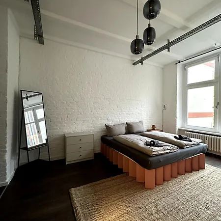 Cozy Rosy Room In Vibrant Area 4